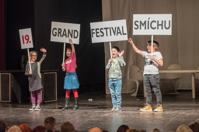 Hlavní festivalový program zahájila klauniáda v podání našeho „hereckého podhoubí“ z Mladého divadelního studia LAIK. Foto Michal Klíma

