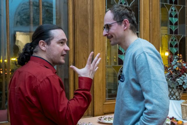 Na společenském setkání po představení se ve foyer sešli Ladislav Špiner s Radkem Valentou. Foto Michal Klíma