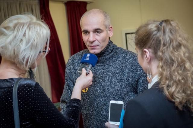 Milan Mikulčík pod „palbou“ otázek redaktorky ČRo Pardubice Nadi Kubínkové a členky studentské poroty Terezy Blažkové. Foto Michal Klíma