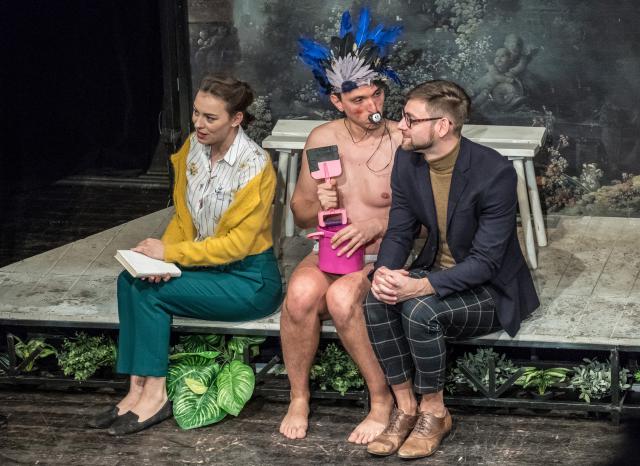 Večer se otevřela opona i na Malé scéně, kde pražské Divadlo Letí představilo tyranskou komedii Bang o problémech s výchovou našich dětí. Foto Michal Klíma