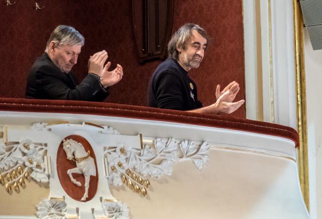 Potlesk ředitele divadla Petra Dohnala a patrona představení Jakuba Koháka. Foto Michal Klíma