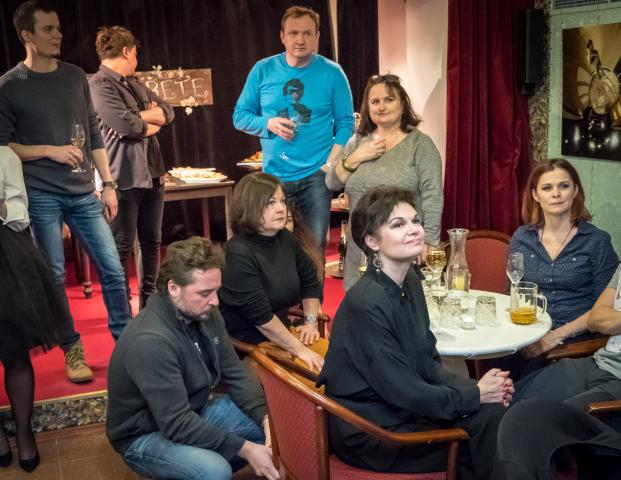 Simona Postlerová mezi našimi herci na společenském setkání v divadelním klubu. Foto Michal Klíma