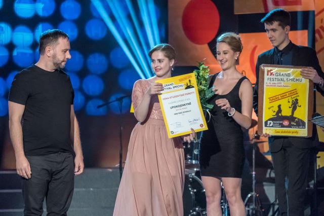 Cenu studentské poroty předávala Tereza Blažková z Masarykovy univerzity Brno autorovi komedie Upokojenkyně Kazimíru Lupincovi. Foto Michal Klíma