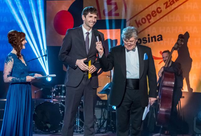 Vítěze divácké ceny vyhlásil Martin Sýkora, manažer vztahů s veřejností Elektráren Opatovice, tradičního festivalového sponzora. Foto Michal Klíma